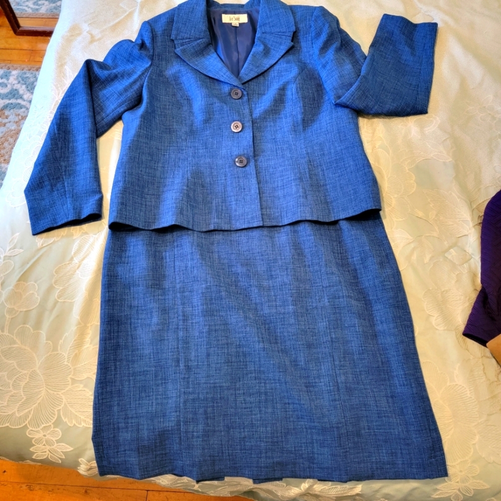 Woman's blue skirt suit set. Le Suit size 18 worn once. Very pretty!
